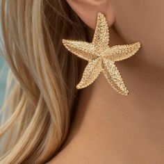 🌟 Make a Splash with Our Exaggerated Large Starfish Stud Earrings! 🌟 Dive into summer style with our stunning Exaggerated Large Starfish Stud Earrings. Perfect for adding a touch of oceanic elegance to any outfit, these earrings are a must-have for trendy women who love to make a statement. Available in both gold and silver color options, they effortlessly blend fashion and fun. 📦 SHIPPING COST ▶️ We offer free worldwide shipping for all your orders. 📦 SHIPPING TIME ▶️ All orders are handled Summer Pendant, Beachy Earrings, Trendy Stud Earrings, Ocean Earrings, Stella Marina, Beach Earrings, Starfish Pendant, Starfish Earrings, Ocean Jewelry