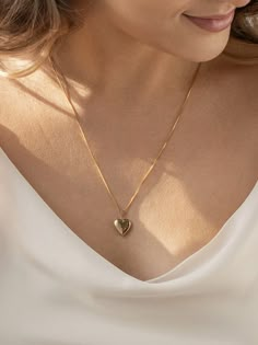 Choker Sets, خواتم خطوبة, Christmas Gifts Personalized, Gold Minimalist Jewelry, Locket Design, Gold Heart Locket, Gold Locket Necklace, Heart Locket Necklace, Back Necklace