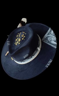 Unique Hats For Men, Fedora Hat Custom, Tooled Heels, Custom Hat Ideas, Hat Decorating Ideas, Custom Fedora Hat, Wide Brim Hat Men, Noxus League Of Legends, Magical Hands