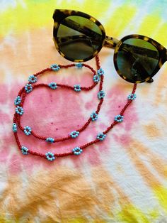 flower child 🌻 ﻿Beaded mask and sunnies chain - two in one - is sweet and chic. Details: *Includes both sunnies and mask attachment Blue Adjustable Chain Glasses Chains For Summer, Daisy Glasses, Beaded Mask, Beaded Daisy, Mask Chain, Sunglass Chain, Glasses Chain, Daisy Chain, Flower Child