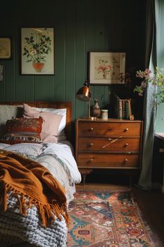 Olive Green And Rust Bedroom, Dark Sage Green Bedroom, Dark Green Room, Dark Green Bedroom, Styling Bedroom, Sage Bedroom, Green Bedroom Ideas, Dark Sage Green, Bedroom Decoration Ideas