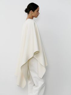 Indulge in luxury with our cashmere cape crafted in our signature double faced fabric. The perfect piece to transition your wardrobe with this season. Layer over our silk essentials, paired with our denim and ballet flats for an effortless work to weekend look. White Poncho Outfit, Cape Outfits For Women, Poncho Outfit, Cape Outfit, Winter Cape, White Poncho, White Cape, Staple Tops, Cashmere Cape