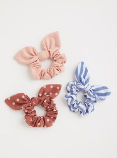 Multi Bow Scrunchies - Pack of 3 - A pack of hair ties has adorable prints and soft bows that update the 90s era style. Scrunchie With Bow, Cute Scrunchies, Diy Hair Scrunchies, Hair Acessories, Scrunchies Diy, Vsco Girl, Hair Scrunchies, How To Make Hair, Scrunchie Hairstyles