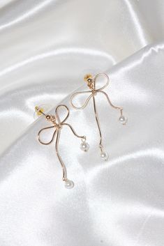 gold bow stud earrings pearl dangling fashion accessory jewelry stainless steel hypoallergenic water resistant tarnish free Bow Jewelry, Small Bows, Bow Earrings, Diy Bow, Wire Earrings, Jewelry Diy, Statement Earrings, Jewelry Box, My Style