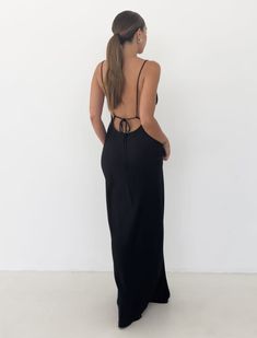 It’s all eyes on you in this silky, sultry statement slip. Step out in a dreamy bias dress with a low plunging back that demands attention. Bias Dress, Elegant Floral Dress, Backless Long Dress, Spaghetti Strap Maxi Dress, Womens Dress Suits, Dress Women Elegant, Maxi Dress Black, Printed Long Dresses, Backless Maxi Dresses