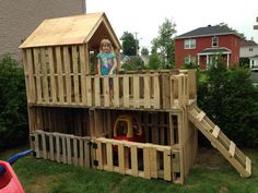 Pallet Tree Houses, Playhouse Diy, Campground Ideas, Pallet Kids, Backyard Fort, Pallet Tree, Pallet Playhouse, Kids Backyard Playground, Play Area Backyard