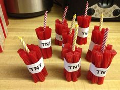 there are many red straws with candy canes in them that say tnu