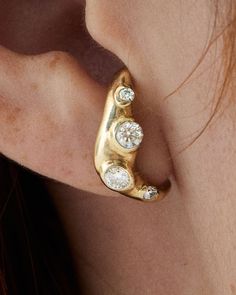 An amorphous earring from the Vida Mía series. A solid 18k gold lobe earring with four semi exposed diamonds. A modern yet timeless design. Wedding Jewelry Inspiration, Piercings Ear Aesthetic, Designer Jewelry High End, Lobe Piercing Ideas, Rihanna Jewelry, 2 Ear Piercings, Lobe Cuff, White Nails With Gold, Sculptural Jewelry