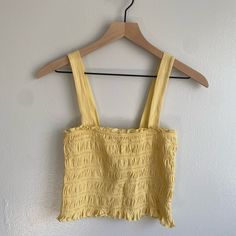 American Eagle Cropped Smocked Tank Top Light Yellow Super Cute Never Worn - Nwot Yellow Fitted Smocked Top, Fitted Yellow Smocked Top, Yellow Smocked Top For Spring Day Out, Yellow Smocked Bodice Top For Summer, Yellow Smocked Top For Day Out, Yellow Smocked Top For Summer, Spring Yellow Cotton Smocked Top, Yellow Cotton Smocked Top, Yellow Smocked Top For Beach