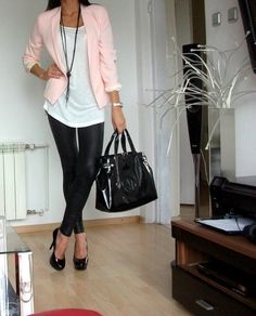 Not sure about the shiny/leather pants, but love the pink/white combo, and you can't go wrong with a blazer! Pink Blazer Outfit, Blazer Rose, Look Legging, Look Rose, Blazer Outfit, Elegante Casual, Blazer Black, Work Attire