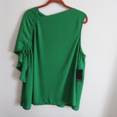 This Is An Eloquii, Kelly Green Women's Asymmetrical Neckline And Sleeve Top; Size 16. This Top Has An Adjustable Gathered Sleeve On One Side With The Other Side Having No Sleeve. There Are Side Splits At The Bottom For Added Comfort. Measures Approx. 24" Armpit To Armpit And Is 27" Long. Asymmetrical Green Summer Blouse, Dark Blue Blouse, Tie Neck Shirt, Hem Blouse, Black White Pattern, Gathered Sleeves, Bow Blouse, Asymmetrical Neckline, Side Splits