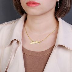 Gold Clavicle Chain Jewelry As A Gift, Gold Nameplate Necklace In Fine Jewelry Style, Fine Gold Nameplate Necklace, Elegant Personalized Yellow Gold Chain Necklace, Gold Engraved Name Necklace As Gift For Her, Engraved Gold Name Necklace For Her, Gold Round Name Necklace For Wedding, Elegant Engraved Chain Necklace Gift, Yellow Gold Round Pendant Necklace With Name