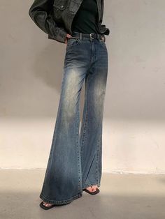 Season : All season Age : MIDDLE AGE Place Of Origin : China (mainland) Model Number : S-1254/p Style : Casual Jeans Style : FLARE PANTS Fit Type : regular Fabric Type : Cotton denim Decoration : Pockets Waist Type : high Length : full length Material : COTTON,POLYESTER Gender : WOMEN Item Type : JEANS Brand Name : LJHXYPLYT Elasticity : Non Strech size : CMS  Waist 64  Hip 92  Length 103M  Waist 68  Hip 96  Length 104L  Waist 72  Hip 100  Length 105XL  Waist 76  Hip 104  Length 106 The above dimensions are measured manually in kind, and there will be a 2-4cm error due to different measurement methods. The relevant data is only for reference, and the actual product shall prevail.Due to differences in body shape, please carefully review the size chart before placing an order. Pay attention Casual Blue Jeans, Jeans For Woman, Wide Leg Denim Pants, Blue Flare Jeans, Retro Fashion Women, Denim Decor, Jean Vintage, Vintage Preppy, Summer Jeans