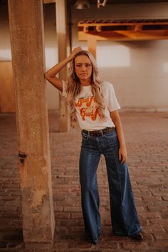 You're going to look classic in our wide leg jeans! These O2 brand denim wide leg jeans are high quality and comfort denim with a slight stretch. Outfits With Wide Leg Jeans, Western Fits, Bar Outfits, Southern Outfits, Jeans And Converse, Denim Wide Leg, Inspiration Painting, Nashville Outfits, Western Style Outfits