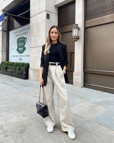 Cream Trousers Outfit, Cream Pants Outfit, Kate Hutchins, Wide Leg Trousers Outfit, Beige Hose, Wide Leg Pants Outfit, Winter Pants Outfit, Trouser Outfit