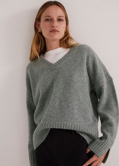 Here's your Saturday sweater. It's made from a wool-cashmere blend for added softness and it's cut in a relaxed fit for added comfort. With v-neck styling and rib-knit trim, The William Sweater will be your new favorite go-to.57% Wool 25% Cashmere 18% NylonAdrianna is 5'9" wearing size Extra-Small Grey Sweater Outfit, Smart Casual Women Outfits, Jenna Fischer, Gray Cashmere Sweater, Smart Casual Women, French Girl Chic, Womens Fashion Inspiration, Grey Knit Sweater, Fall Skirts