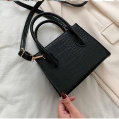 Small Black Crocodile Skin Purse Perfect Crossbody Bag For Nights Out! Multiple Pockets Inside For Holding Phone, Wallet, Etc. Doudoune The North Face, Simple Tote, Elegant Bags, Crocodile Pattern, Fashion 2024, Mini Crossbody Bag, Shoulder Messenger Bag, Vintage Handbags, Square Bag