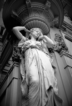 a statue is shown on the side of a building