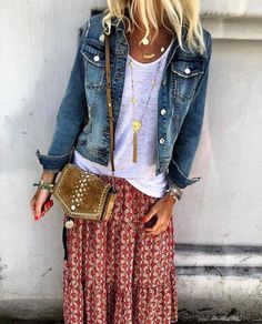 Vetement Hippie Chic, Casual Chic Denim, Aesthetic Hiking, Outfit Hiking, Look Boho Chic, Mode Hippie, Hiking Aesthetic, Denim On Denim, Estilo Hippie