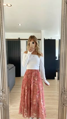 Flowy Skirt Summer Outfit, Spring Outfits Maxi Skirt, Casual Modest Skirt Outfits, Long Floral Skirt Outfit Aesthetic, Spring Outfits Floral, Maxi Skirt Outfit Summer Modest, White Floral Skirt Outfit, Long Flower Skirt Outfit, Maxi Skirt Outfit Modest