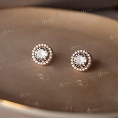 Round Halo Solitaire 18K Gold Engagement Earrings, Halo Earrings, Moissanite Earrings Solitaire Halo Stud Earrings, Moissanite Diamond Studs, Round Halo Screw Back Studs, Anniversary Gift For Her :: 𝗡𝗢𝗧𝗘 :: Let us know if you have it made in a different size (𝗣𝗹𝗲𝗮𝘀𝗲 𝗖𝗼𝗺𝗺𝘂𝗻𝗶𝗰𝗮𝘁𝗲 𝗶𝗻 𝗰𝗵𝗮𝘁 𝘄𝗶𝘁𝗵 𝗼𝘂𝗿 𝘁𝗲𝗮𝗺) ➜ 𝗦𝘁𝗼𝗻𝗲 𝗗𝗲𝘁𝗮𝗶𝗹𝘀 ✦ Shape : Round ✦ Type : Moissanite ✦ Color : Colorless ✦ Process : Handmade ➜ 𝗦𝘁𝘂𝗱 𝗗𝗲𝘁𝗮𝗶𝗹𝘀 ✦ Shape : Circle ✦ Type : Hal Engagement Earrings, Halo Stud Earrings, Shape Circle, Round Halo, Halo Earrings, Halo Earrings Studs, Moissanite Earrings, Anniversary Gift For Her, Gold Engagement