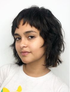 80s Style Short Hair, Soft Short Shag, Sophie Thatcher Short Hair, Short Hair Layers With Bangs, Alternative Bob Haircut, Short Hair Bangs Layers, Pixie Wolfcut, Mini Shag Haircut, Curly Shaggy Bob