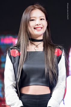 BLACKPINK Jennie's beauty is really breathtaking 900Girls Kpop Girl Groups, Pink Christmas, Nice Tops, بلاك بينك, Kpop Girls