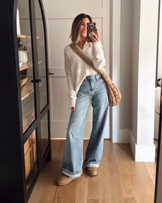 Light Jean Winter Outfits, Casual Sweater And Jeans Outfit, Wide Leg Jeans And Sweater, Wide Leg Jeans Work Outfit, 2025 Outfit Ideas, Outfits For Cold Weather Casual, How To Style Wide Leg Jeans Casual, Converse Winter Outfit, Casual Wide Leg Jeans Outfit