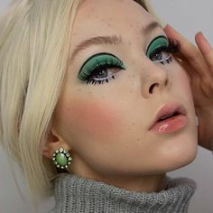 25 Ideas for 60s Eye Makeup: Retro Tutorials and Modern Twists Retro Space Makeup, Influencer Selfie, 60s Eye Makeup, Editorial Make-up, 1960s Makeup, Twiggy Makeup, Makeup Giveaway, 60s Makeup, Mekap Mata