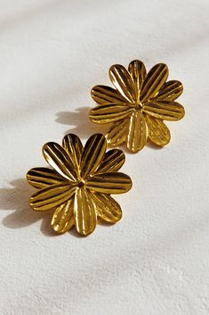 Lucid Drop Flower Earrings Gold by Selfie Leslie Cowboy Chic, Flower Earrings Gold, Flowers Earrings, Steel Detail, Veil Hairstyles, Concert Fits, Romantic Evening, Daisy Flowers, Iron Material