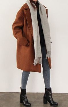 Oversized tan wool coat and chunky boots | winter style | winter fashion | streetstyle | winter look | outfit Mantel Outfit, Look Winter, Bts Cute, School Looks, Street Style Winter, Kpop Bts, Winter Trends, Mode Inspo, Summer Boy