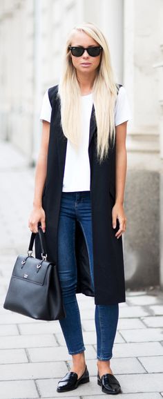 Sleeveless Jacket Trend: Victoria Tornegren is wearing a black Asos sleeveless jacket Long Vest Outfit, T Shirt Branca, Giovanna Battaglia, Sleeveless Blazer, Style Blazer, Winter Vest, Boyfriend Jean, Mode Casual