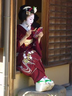 Maiko touching up her makeup.  She has her okobo out. Geisha Shoes, Look Kimono, Lily Pattern