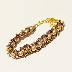 ビーズのブレスレット Elegant Handmade Gold Beaded Bracelets, Elegant Gold Handmade Beaded Bracelets, Handmade Gold Chain Bracelet For Party, Handmade Gold Chain Bracelet With Round Beads, Handmade Elegant Crystal Bracelet For Party, Elegant Adjustable Brown Beaded Bracelets, Handmade Elegant Crystal Party Bracelet, Elegant Handmade Crystal Bracelet For Party, Handmade Gold Pearl Metal Bracelet