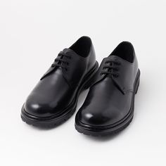 Specification Upper: CowhideLinning: CowhideOutsole: VibramInsole: Ortholite Black Leather Round Toe Laces Derby Shoes WILLIAM William was created in a casual shape with 3 holes in shoelaces. The round shape matches the casual outfit well. Both the outer and inner skin is made of cowhide which offers a comfortable ignition and strong durability Also, you can feel the completeness of the appearance. OrthoLite® foam’s open-cell PU technology is 95% to 100% breathable, allowing air to circulate in Casual Black Lace-up Dress Shoes, Black Lace-up Casual Dress Shoes, Black Casual Lace-up Dress Shoes, Casual Closed Toe Leather Shoes For Streetwear, Black Casual Oxfords With Stitched Sole, Casual Black Oxfords With Stitched Sole, Casual Black Low-top Dress Shoes, Casual Black Lace-up Shoes With Stitched Sole, Streetwear Lace-up Shoes With Rubber Sole And Round Toe