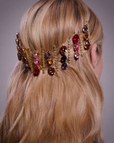 Jewel Bobby Pins In Hair, Jeweled Bobby Pins, Modern Wedding Updo Brides, Jeweled Hair Clips, Hair Stones Hairstyle, Hair Accessory Hairstyles, Hair With Jewels Hairstyles, No Hear Hairstyle, Rhinestone Bobby Pins Hairstyles