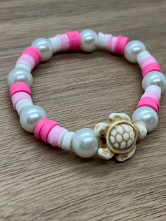 This is the cutest summer braclet! It has a cute turtle and pearls! Summer Pearl Beaded Bracelets For Beach, Adjustable Beaded Bracelets With Pearl Charm For Beach, Adjustable Pearl Beaded Bracelets For Beach, Beach Pearl Bracelet With Round Beads And Charm, Casual Pearl Jewelry For Beach, Casual Pearl Jewelry For The Beach, Cute Round Beads Jewelry For Vacation, Bracelets Preppy, Pulseras Aesthetic