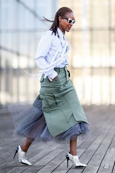 Day 2 - Cosmopolitan.com Sacai Outfit Street Styles, White Blouse Street Style, Michelle Elie, Paris Fashion Week Street Style, Fashion Shirts, Estilo Chic, Street Style Trends, Paris Street Style, Street Style Inspiration