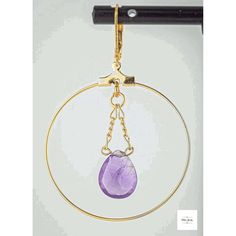 Estos impresionantes aretes tipo argolla de amatista y oro de Joyería Miel ¡son imprescindibles! Las amatistas facetadas transparentes tienen tonos violeta, blanco y amarillo pálido que realmente brillan con la luz.
¡Los pendientes son tan bonitos y únicos y complementarán tu sentido del estilo original! 
Amatistas increíblemente hermosas, facetadas y en forma de lágrima.
Parte trasera de palanca de plata de ley chapada en oro para un ajuste seguro.
Aros bañados en oro.
2 pulgadas de largo. 
Deb Gold Bohemian Hoop Crystal Earrings, Bohemian Gold Hoop Crystal Earrings, Purple Bohemian Hoop Earrings For Gift, Handmade Amethyst Gold Earrings, Handmade Gold Amethyst Earrings, Handmade Amethyst Crystal Earrings In Gold, Bohemian Purple Hoop Earrings, Gold Amethyst Drop Earrings, Bohemian Amethyst Crystal Earrings As Gift