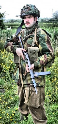 British Paratrooper with MK II Sten Gun. Wwii Uniforms, Ww2 Photos, British Soldier, Military Photos