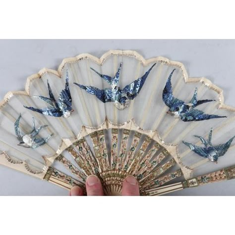 Fans Aesthetic, Fan Aesthetic, Antique Fans, Folding Hand Fan, Vintage Evening Bags, Fan Drawing, Japanese Fan, Vintage Fans, Fan Accessories