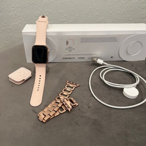 Apple Watch Series 4 Gold Aluminum Case Pink Sand Sport Band 40MM Rose Gold Aesthetic, Apple Watch Bands Sports, Phone Games, Gold Aesthetic, Rose Gold Band, Pink Sand, Apple Accessories, Apple Products, Apple Watch Series