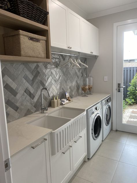 Kitchen Ideas With Washing Machine, Small Washer And Dryer Room, Washer And Dryer Room, Small Washer And Dryer, Apartment Laundry, Laundry Room Inspo, Laundry Ideas, Machine Design, Washer And Dryer