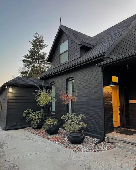 18 Modern Black Houses That Will Make You Rethink Your Home's Exterior Black House Ideas, All Black House Exterior, Black Brick House Exterior, Modern Black Houses, Black Brick House, Painted Brick Ranch, Dark Homes, Brick Ranch Houses, Modern Brick House