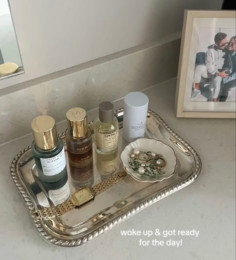 Apartment Bathroom Decor Ideas Classy, Dainty Room Aesthetic, Perfume Tray Aesthetic, Perfume Tray Ideas, Skincare Tray, Tray For Perfume, Miranda Hobbes, Makeup Tray, Perfume Tray