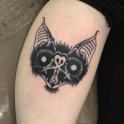 Bats Tattoo Design, Vampire Tattoo, Bat Tattoo, Spooky Tattoos, Halloween Tattoo, Head Tattoos, Halloween Tattoos, Tattoo Outline, American Traditional Tattoo