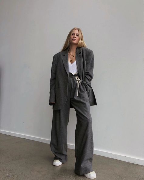 The gray oversized suit trend is going strong this winter Estilo Zendaya, Mode Dope, Classic Suits, Genderless Fashion, Pants Outfit Casual, Palazzo Pant, High Waist Yoga Pants, Fresh Prince, Androgynous Fashion