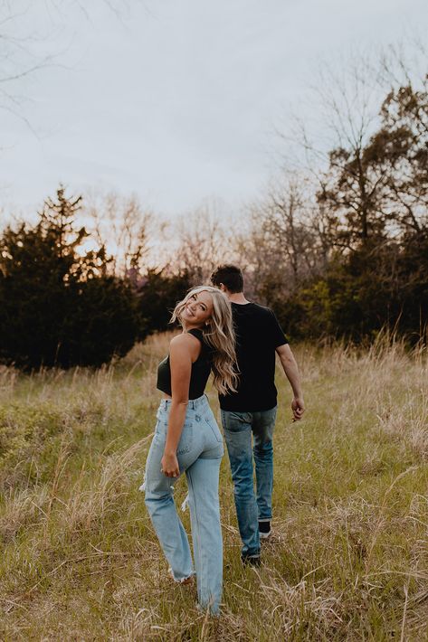 Couple Poses Fall Photos, Poses For Couples Height Difference, Couples Photo Shoot Fall, Fall Field Photoshoot Couple, Field Photoshoot Engagement, Couples Fall Pics, Engagement Photos Running, Couples Photos In Field, Couples Fall Photoshoot Poses