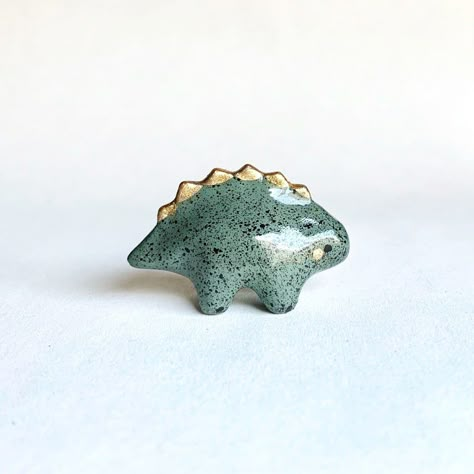 Clay Dinasours, Dinosaur Clay Ideas, Dino Polymer Clay, Dino Pottery, Ceramics Dinosaur, Dino Ceramic, Dinosaur Ceramics, Clay Dino, Dino Crafts