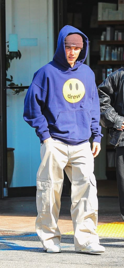 Drew House Outfit, Justin Bieber Fits, Rappers Outfits, Justin Bieber Street Style, Justin Bieber Fashion, Ootd Men Casual, Blue Hoodie Outfit, Justin Bieber Photoshoot, Justin Bieber Outfits